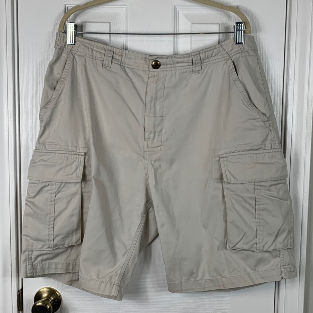 Club Monaco size 36 khaki shorts with adjustable waist. 6 pockets. 100% cotton